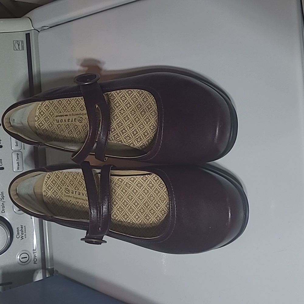 Shoes womans BRAND NEW NEVER WORN shoes size 12 2E  by Aravon